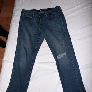 Levi's Women's Boyfriend Jeans Size 31 Medium Wash Blue Mid Rise Crop